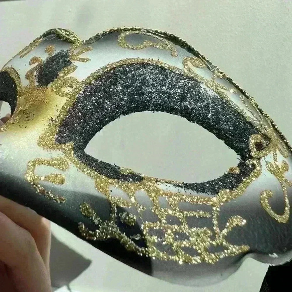 Black and Gold Masquerade Mask  Unisex Halloween Costume Cosplay Face Mask - Picture 7 of 7